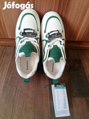 Vadiúj fiú fehér cipő