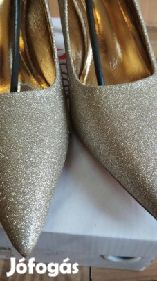 Vadonatúj, arany magassarkú