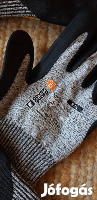 Vágásbiztos munkavédelmi kesztyű.