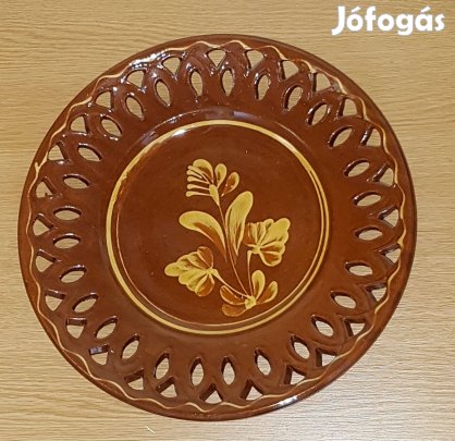Vagdalt szélű barna- sárga mintás kerámia tányér eladó