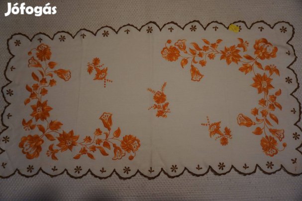 Vajszínű alapon harangvirág mintás hímzett terítő eladó.83x43 cm