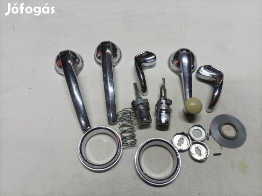 Valamilyen veterán autó krómos alkatrészei egyben. 