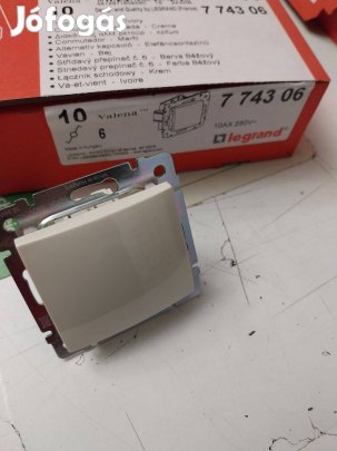 Valena 106 kapcsoló Bézs Legrand 774306