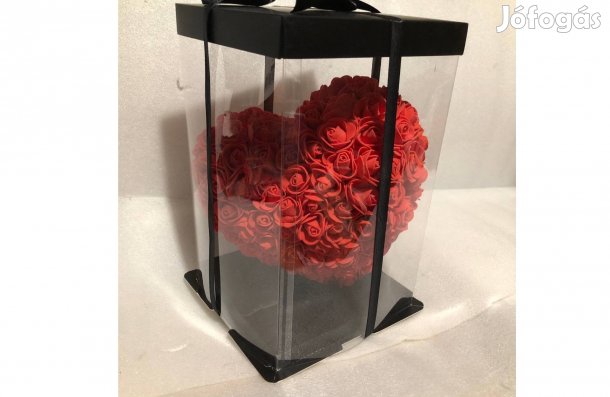 Valentin napi Díszdobozos rózsaszív 25 cm szív alakú piros rózsa