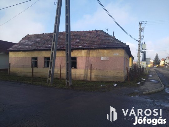 Vállalkozásra alkalmas, saroktelken lévő ház!