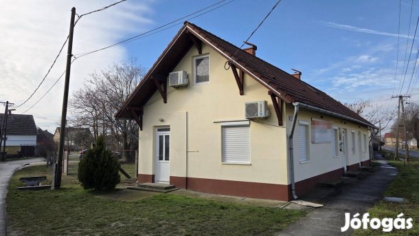 Vállalkozna vagy összeköltözne? Apartmanház eladó a fejlődő Dávod