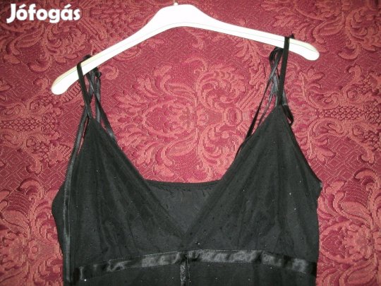 Vállban megkötős fekete egész alkalmi ruha csillogó szállal