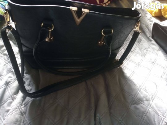 Vállra akasztható Új ,női táska eladó 9000ft óbuda