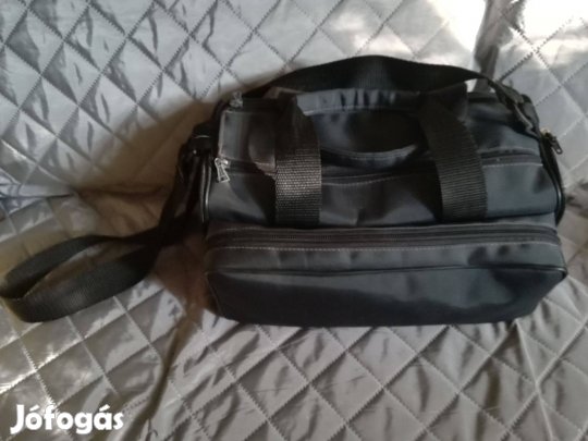 Vállra is akasztható fekete kameratáska,bőrdíszműves készítette!/67