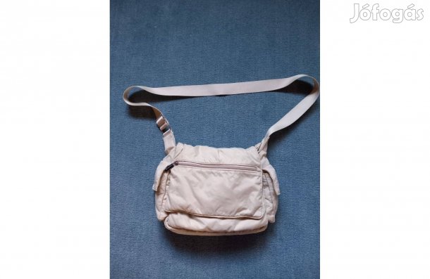 Válltáska 34 x 25 cm, 6 fakkos, vajszínű, vízhatlan - Újszerű