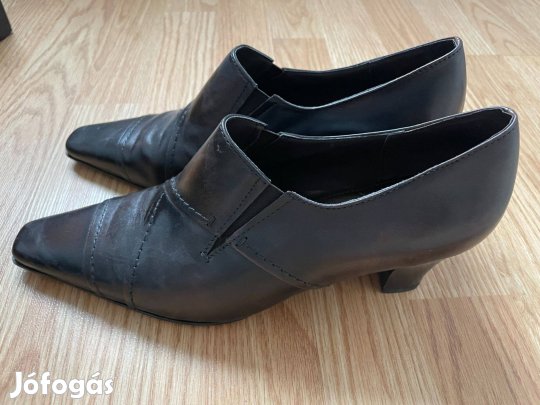 Valódi bőr barna magassarkú félcipő, 40-es