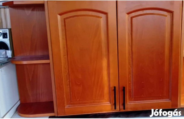 Valódi fa ajtókkal konyhaszekrény kis konyhába eladó