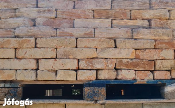 Válogatott bontott kisméretű tégla 