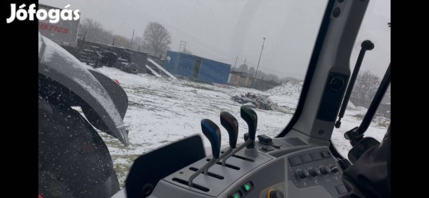 Valtra 124N traktor. rakodógémmel, kanállal