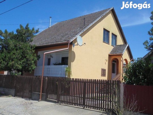 Vámospércsen br. 112 m2-es, 3 szobás, alápincézett, stabil ház eladó!