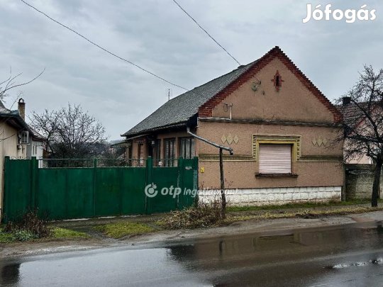 Vámospércsi eladó 81 nm-es ház
