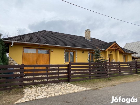 Vámospércsi út közében 3 szobás családi ház kiadó!