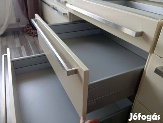 Vanília színű konyhaszekrény nagyméretű fém fiókokkal