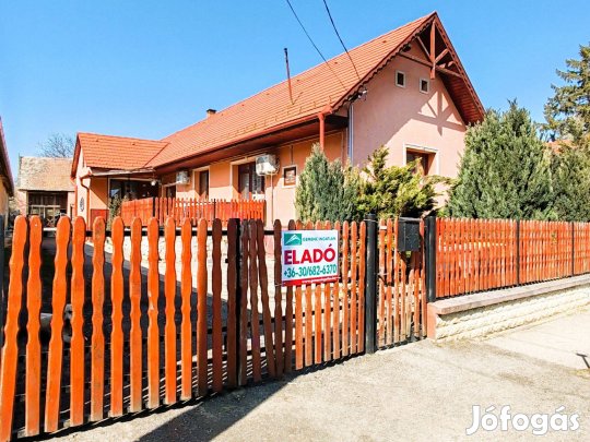 Váralján eladó felújított 100 m-es családi ház nagy telekkel