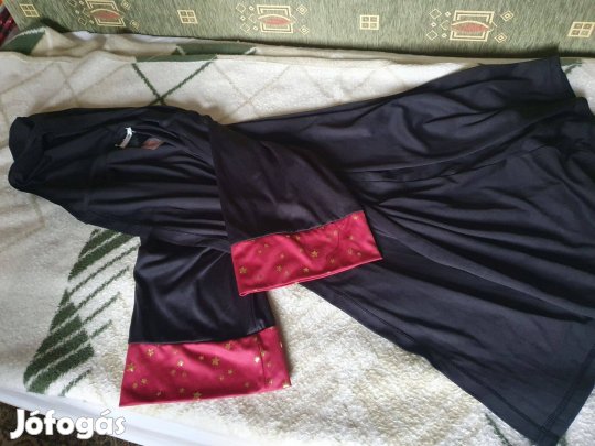 Varázslóköpeny, palást +varázspálca +szemüveg+ varázskorsó