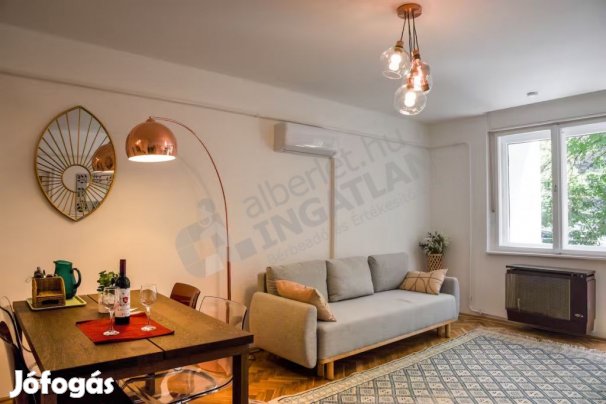 Várfok utcában nagy erkélyes berendezett lakás