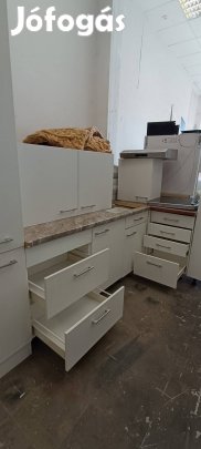 Variálható matt fehér konyhabútor gépekkel 