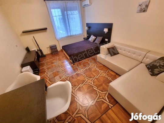 Várnegyedben, az Úri utcában egy 30 m-es, felújított gazonlakás!