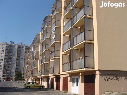 Városház tér közelében 2 szobás lakás kiadó !