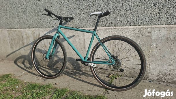 Városi tárcsafékes kerékpár új alkatrészekkel