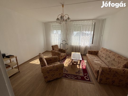 Várpalota belvárosához közel az Árpád utcában, 42 nm-es, 1,5 szobás, e