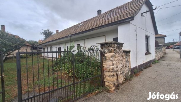 Várpalotai 70 nm-es ház eladó