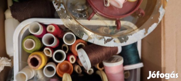 Varró cérnák és gombok kellékek