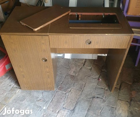 Varrógép asztalal jó állapotban 