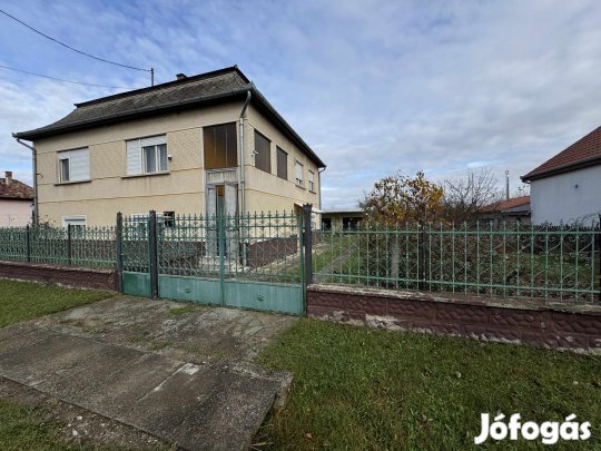 Varsány eladó 2 szintes családi ház!