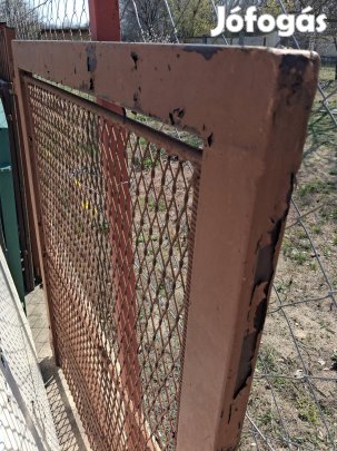 Vas ajtó .zárt szelvényböl .