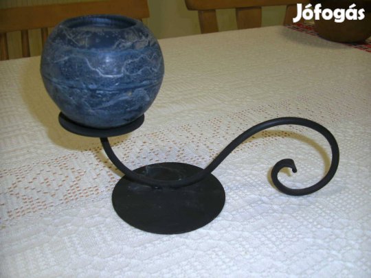 Vas gyertyatartó díszgyertyával