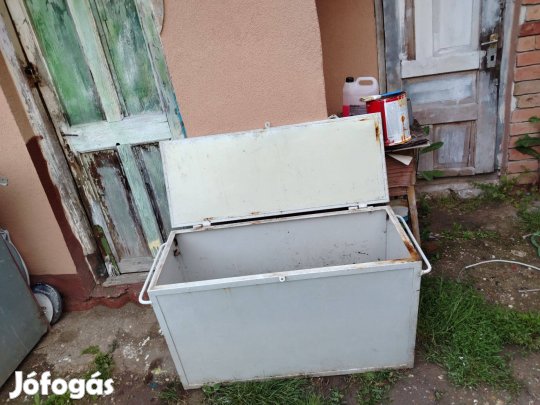 Vas szerszámos láda