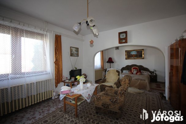 Vásárhelyen, Újvároson 6 szobás családház ajánlat.