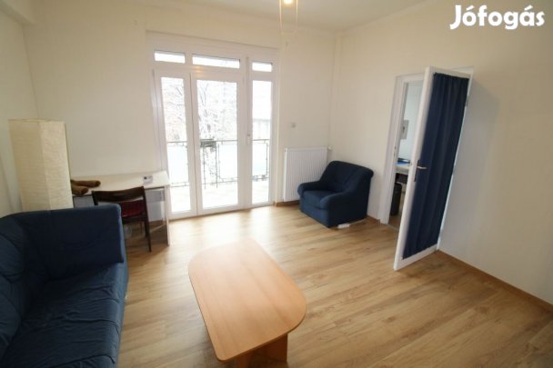 Vásártéren nagy erkélyes felújított