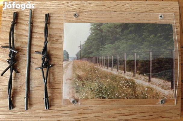 Vasfüggöny emléktábla (fényképpel és szöges dróttal)