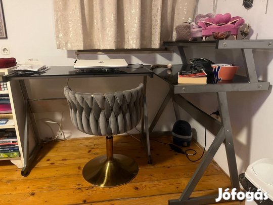 Vaskeretes üvegasztal