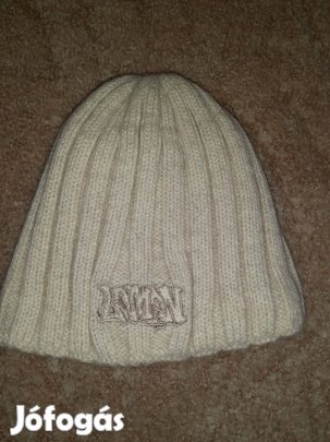 Vastag, hímzett téli sapka