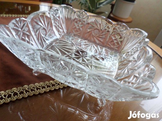 Vastag csiszolt üveg, négyzet alakú tál a a 2 cm lábain