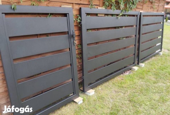 Vastagfalú fém kerítés kapu-vízszintes deszkázattal