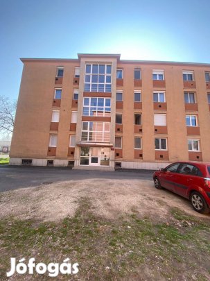 Vasútállomás közelében földszinti lakás eladó