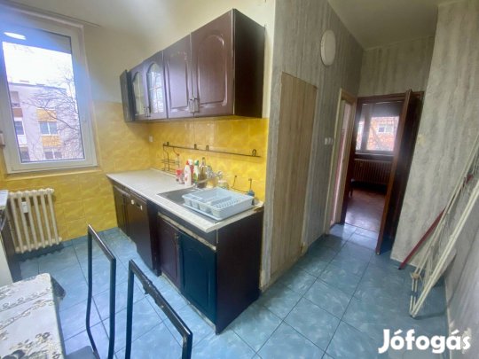 Vasútállomáshoz közel Árpád utcában, 2 szobás jó állapotú lakás eladó!