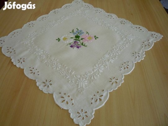 Vászon alapon fehér hímzésű terítő, lyukhímzéses, 46x46 cm