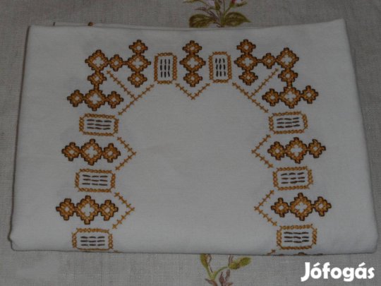 Vászon kézi hímzésű terítő