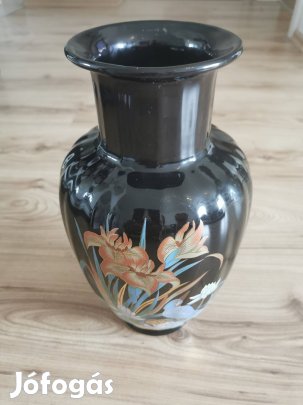 Váza fekete alapon