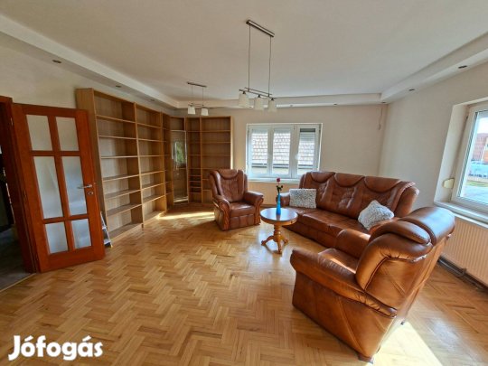 Vecsés-Halmi telepen 2 generációs, 3 szintes ikerház fél